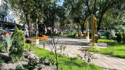 Алматының Әуезов ауданының 8-шағынауданында, Алтынсарин көшесінің бойындағы №37 үйдің жанында бұрын бос тұрған жер абаттандырылды. Бұл туралы аудан әкімдігі хабарлады., сурет - Zakon.kz жаңалық 15.09.2025 10:01