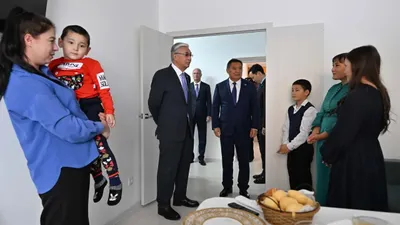 Президент Көкшетауда жаңа қонысқа қадам басқан отбасымен кездесті, сурет - Zakon.kz жаңалық 16.09.2025 17:35