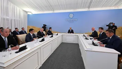 Жиында Ауыл шаруашылығы министрі Айдарбек Сапаров, Ақмола облысының әкімі Марат Ахметжанов, «Родина» агрофирмасының бас директоры Иван Сауэр, Қостанай облысының әкімі Құмар Ақсақалов, «Қарасу-Астық» жауапкершілігі шектеулі серіктестігі директорлар кеңесінің төрағасы Алмат Тұрсынов, Солтүстік Қазақстан облысының әкімі Ғауез Нұрмұхамбетов, «Зенченко және К» КС директоры Геннадий Зенченко, Павлодар облысының әкімі Асайын Байханов, «Галицкое» жауапкершілігі шектеулі серіктестігінің директоры Александр Касицин сөз сөйледі., сурет - Zakon.kz жаңалық 16.09.2025 14:37