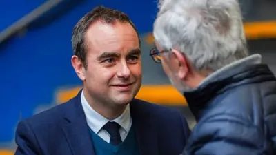 Франция үкіметінің жаңа шешімі: бұрынғы шенеуніктерге қызметтік жеңілдіктер қысқартылады, сурет - Zakon.kz жаңалық 17.09.2025 08:49