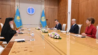Қасым-Жомарт Тоқаев Иерусалим Патриархына ілтипат білдіріп, Әлемдік және дәстүрлі діндер көшбасшыларының съезіне ұдайы қолдау көрсетіп келе жатқаны үшін алғыс айтты. , сурет - Zakon.kz жаңалық 17.09.2025 14:37