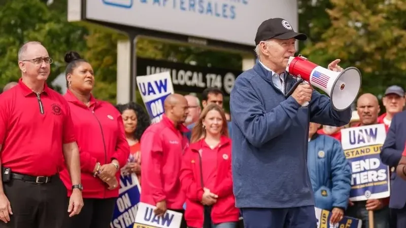 Джо Байденге зейнетақысы шығындарын өтеуге жетпей жатыр