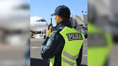Көлік полицейлері тәртіп бұзған екі жолаушыны әуе рейсінен түсірді, сурет - Zakon.kz жаңалық 18.09.2025 21:04