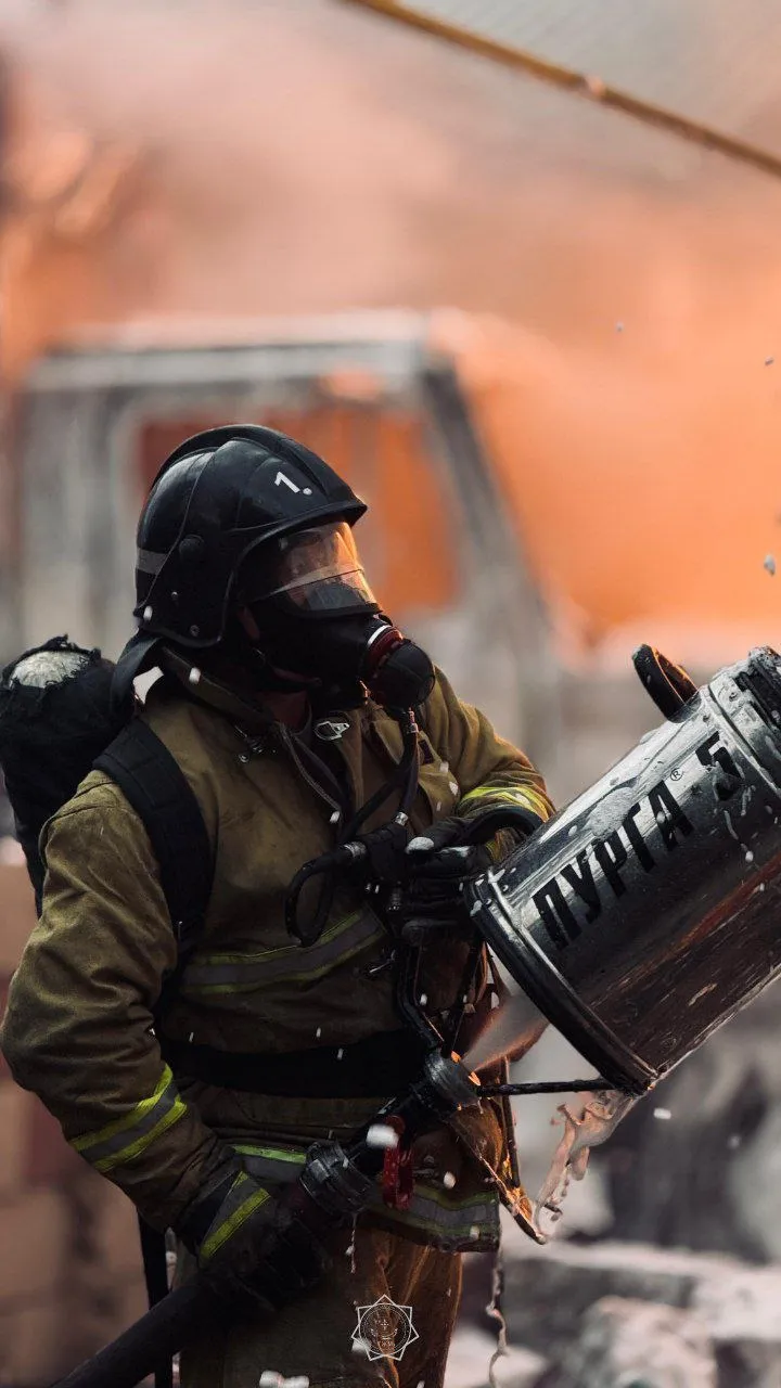 Құбырларды сантехник тазалады.