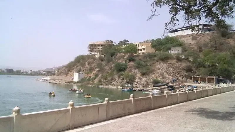 Үндістанда анасы үш жасар қызын көлге батырып жіберді