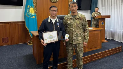 Өрттен адамдарды құтқарған астаналық азамат медальмен марапатталды, сурет - Zakon.kz жаңалық 20.09.2025 14:08