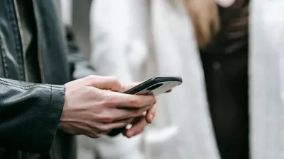 Ұялы телефон, дабыл белгісі, жер сілкінісі, ұлттық хабарлама, Алматы, сурет - Zakon.kz жаңалық 21.09.2025 16:48