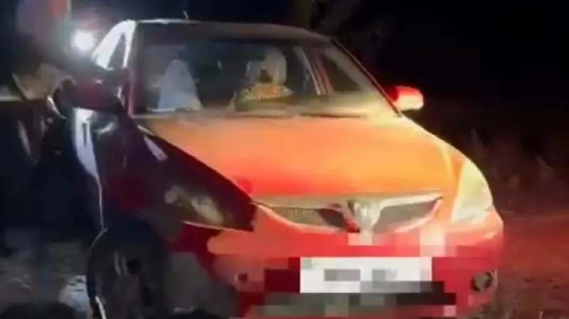 Ақтөбеде жастар мінген көлік жардан ұшып кете жаздады