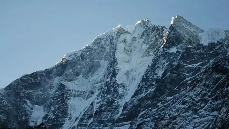 Алматыда тау басында қалып кеткен ер адам құтқарылды