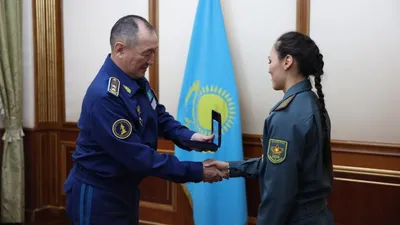 Қорғаныс министрі екі дүркін әлем чемпионын медальмен марапаттады, сурет - Zakon.kz жаңалық 22.09.2025 13:13