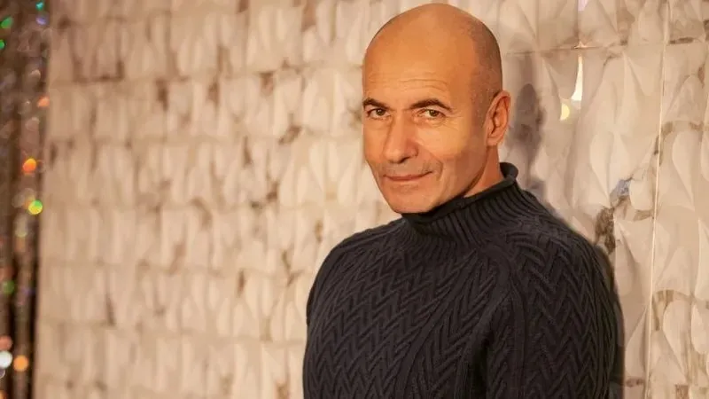 "Жан тебірентерлік": Игорь Крутойдың ән шырқаған бейнесі желіде қолдауға ие болды