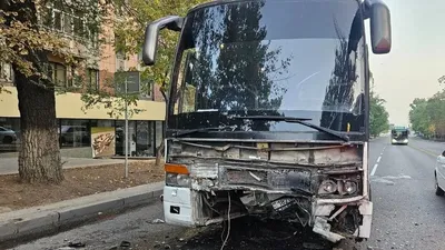 Алматыда Mitsubishi көлігі автобуспен соқтығысып, жүргізуші ауруханаға түсті, сурет - Zakon.kz жаңалық 22.09.2025 11:45