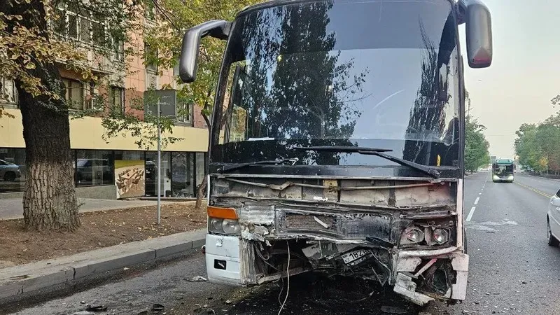 Алматыда Mitsubishi көлігі автобуспен соқтығысып, жүргізуші ауруханаға түсті