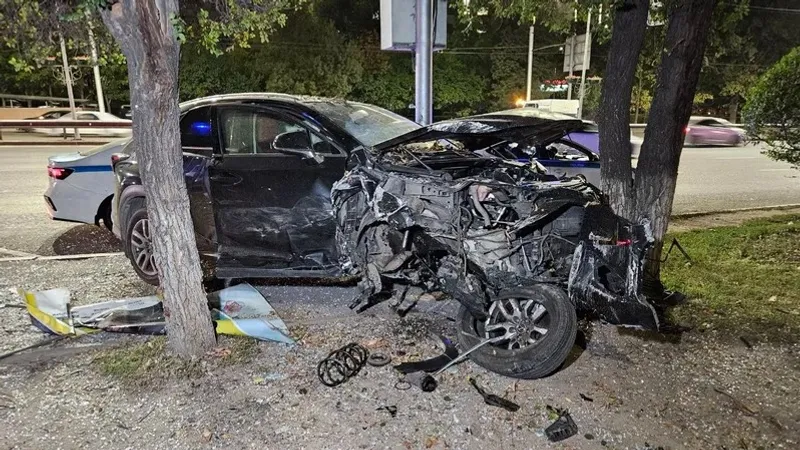 Алматыда ішінде балалар отырған Lexus көлігі автобус аялдамасына соғылды