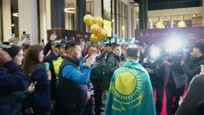 Әлем чемпионы Айдос Сұлтанғалиды Астана әуежайында зор қошеметпен қарсы алды, сурет - Zakon.kz жаңалық 23.09.2025 09:32