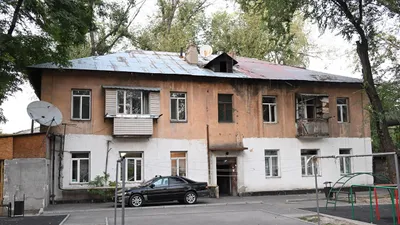 Алматы әкімі Дархан Сатыбалды 1950-жылдары салынған Яблочков көшесіндегі ескі үйлерді аралап көрді. Тұрғындар қайта жаңарту мен көшіру жұмыстарын жеделдетуді сұрады., сурет - Zakon.kz жаңалық 23.09.2025 14:22