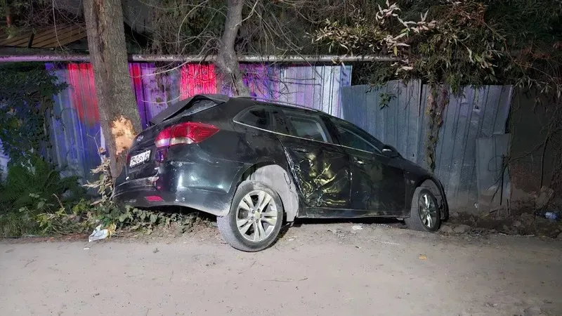 Алматыда Chevrolet жүргізушісі полицейлерден қашпақ болып, сайға құлап кетті