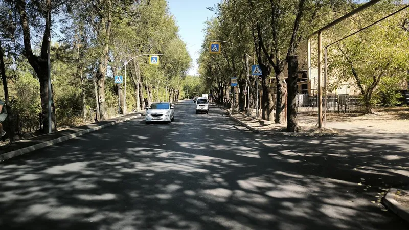Алматының Наурызбай ауданында 2025 жылы жол инфрақұрылымын жаңарту бойынша ауқымды жұмыстар жүргізіліп жатыр. Жұмыстар негізгі көшелерді қамтып отыр, деп атап өтті Наурызбай ауданының әкімдігі.
