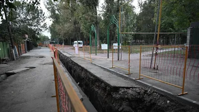 Алматы әкімі Дархан Сатыбалды Жетісу ауданында ұзындығы шамамен 2 шақырым болатын су құбыры желісінің қайта жаңғырту барысын өзі тексерді. Жұмыстарды тапсырыс беруші – "Алматы Су" МКК, мердігер – "СК Megaron" ЖШС атқаруда., сурет - Zakon.kz жаңалық 24.09.2025 12:35