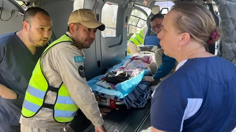 Ақмола облысында жол апатына ұшыраған екі бала тікұшақпен орталыққа шұғыл жеткізілді