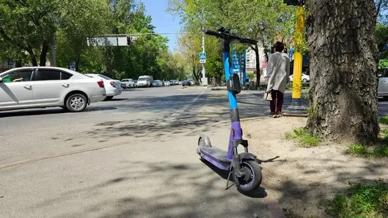 Ақмола облысында полицейлер ретсіз қойылған самокаттарды айып тұрағына әкетуде