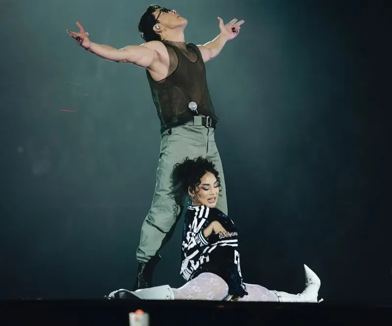 Порно жиені және оның әдемі әйелі Орыс келіншегі күйеуін ғашығының әтешін сорғызуға мәжбүрлеген