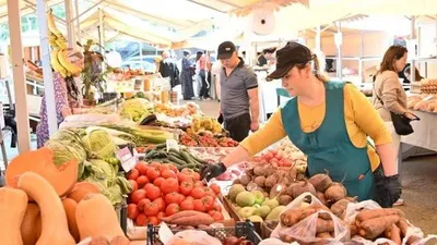 Алматыда ҚР Сауда және интеграция министрлігі ұйымдастырған "Береке Fest" республикалық акциясы аясында "демалыс күні" жәрмеңкелері жалғасып жатыр. Акция аясында балғын көкөністер, жемістер, ет және басқа да күнделікті қажет өнімдер нарық бағасынан 10-15% арзан сатылады., сурет - Zakon.kz жаңалық 26.09.2025 13:24