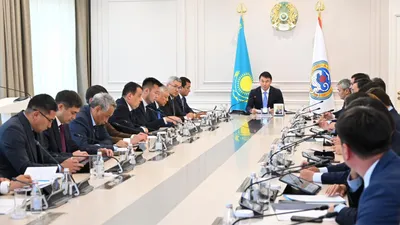 Алматы әкімі Дархан Сатыбалды мердігер ұйымдардың құрылтайшыларымен өткен кеңесте қаланың жобаларға немқұрайлы қарауға жол берілмейтінін айтты., сурет - Zakon.kz жаңалық 26.09.2025 09:44