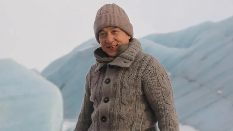 Джеки Чан желідегі парақшасына Алматыда түскен суретін жариялап, қалаға не үшін келгенін айтты