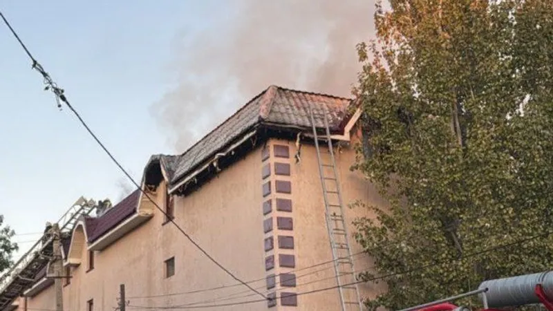 Алматыда екі қабатты жеке тұрғын үй отқа оранды