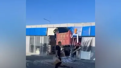 Қостанай облысында жүк көлігі жанармай бекетіне соғылды, сурет - Zakon.kz жаңалық 27.09.2025 15:00