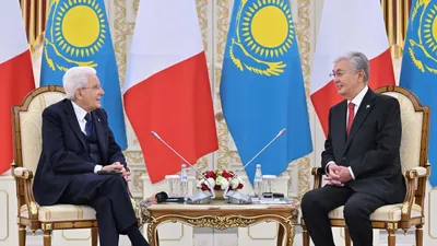 Италия Президенті серіктестікті одан әрі нығайтудың маңызын атап өтіп, екі ел арасындағы сенімді диалог пен өзара түсіністікті нығайтуға қосқан үлесі үшін Қасым-Жомарт Тоқаевқа ризашылығын жеткізді.  – Біз үшін бұл сапардың мәні зор. Сіздің былтыр Римге жасаған сапарыңыз өзара қарым-қатынастың маңызды кезеңі ретінде ынтымақтастығымыздың одан әрі нығаюына берік негіз қалады. Бұл қадамдар серіктeстігімізге барлық бағытта ерекше сипат береді. Мәдениет саласындағы ықпалдастығымыз белсенді дамып келеді. Италия Астанада Орталық Азиядағы алғашқы Мәдениет орталығын ашады. Елорданың бір көшесін Марко Полоның құрметіне атау туралы ұсынысыңыз қос мемлекеттің байланысын одан әрі тереңдетуге бейіл екеніңізді көрсетеді. Бұл қолдауыңыз үшін Сізге шынайы ризашылығымды білдіремін, – деді Серджо Маттарелла.  Келіссөз соңында тараптар Президент Серджо Маттарелланың ресми сапары Қазақстан – Италия қарым-қатынасы тарихының жаңа парағын ашатынына сенім білдірді. , сурет - Zakon.kz жаңалық 29.09.2025 13:09