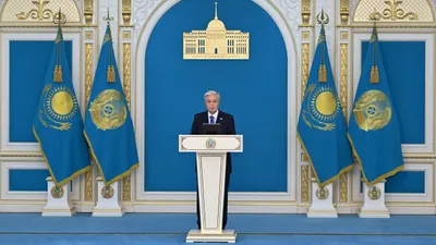 Қасым-Жомарт Тоқаев Қазақстан арқылы әлемнің ең ірі сауда нарықтарына жол ашатын 5 теміржол дәлізі өтетінін айтты   Мемлекет басшысының айтуынша, бұл – Тәуелсіздік кезеңіндегі ең ірі теміржол құрылысы, еліміз үшін айрықша стратегиялық маңызы бар жоба.   – Жұмысшыларымыз үш жылға жуық уақыт бойы күні-түні табанды еңбек етті. Осындай белсенді жұмыстың арқасында теміржол мерзімінен бұрын іске қосылмақ. Мұны, шын мәнінде, тарихи сәт деуге болады. Бұл – баршаңызға ортақ қажырлы еңбектің жемісі. Бәріңізді шын жүректен құттықтаймын! Зор ризашылығымды білдіремін. Жаңа жол жүк тасымалының көлемін 5 есе арттыруға мүмкіндік береді. Сондай-ақ экспорттық тауарларды жеткізу уақытын қысқартып, транзиттік әлеуетімізді күшейте түседі, – деді Қасым-Жомарт Тоқаев.   Президент еліміздің бүгінде Еуразиядағы басты транзит хабының біріне айналғанын атап өтті.  – Қазақстан солтүстік пен оңтүстікті, батыс пен шығысты жалғап тұр. Жеріміз арқылы 5 теміржол дәлізі өтеді. Оның бәрі әлемнің ең ірі сауда нарықтарына жол ашады. Біз көлік-логистика инфрақұрылымын дамытуға баса мән береміз. Соңғы он жылда осы салаға шамамен 35 миллиард доллар инвестиция салынды. Мен халыққа Жолдауымда бірқатар жобаны уақтылы жүзеге асыру туралы нақты тапсырма бердім. Алдағы уақытта 5 мың шақырым теміржол салу жоспарланып отыр. Сондай-ақ 11 мың шақырым теміржол жөнделеді. Қазір «Мойынты – Қызылжар» теміржолы салынып жатыр. Қызылжар станциясынан Ақтау портына дейінгі учаскелер жаңғыртылады. Бұл бағдар – Транскаспий халықаралық көлік бағдарының басты бөлігі. Мұның бәрі Еуропа пен Азияның арасын жалғап, Транс-Қазақстан теміржол бағытының, яғни Орта дәліздің қарқынды дамуына ықпал етеді. Жалпы, бәсекеге қабілетті ел болу үшін экономикамыздың мейлінше қуатты болуына баса назар аударуымыз керек. Бұл ретте, көлік-логистика саласының орны бөлек. Сондықтан Қазақстанның транзиттік әлеуетін арттыру негізгі басымдықтың бірі болып қала бермек. Теміржол саласының алдында тұрған міндеттер – айқын, – деді Президент.  Мемлекет басшысы алдағы уақытта бұл салаға цифрландыру және жасанды интеллект технологиясын енгізе отырып, оны ел экономикасының озық бағыты ретінде дамыту көзделгеніне, алда әлі де ауқымды жұмыс тұрғанына, сол себепті барлық жоспарды уақтылы, дер кезінде орындау өте маңызды екеніне назар аударды.  Сондай-ақ телекөпірде Көлік министрі Нұрлан Сауранбаев, «Қазақстан темір жолы» ҰК» АҚ басқарма төрағасы Талғат Алдыбергенов, «Қазақстанның Еңбек Ері», темір жол саласының ардагері Қалтай Сәмбетов сөз сөйледі., сурет - Zakon.kz жаңалық 30.09.2025 10:55