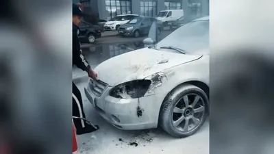 Астана қаласында патрульдеу кезінде патрульдік полиция полкының қызметкерлері Жандос Танлашев пен Тұрар Арап, жолдың қарсы бетінде техникалық ақау салдарынан өртке оранған сұр түсті автокөлікті байқап қалған., сурет - Zakon.kz жаңалық 01.10.2025 16:09