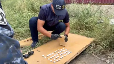 Атырау облысы полиция департаментінің есірткі қылмысына қарсы іс-қимыл басқармасы "Қарасора-2025" және "Учаске" жедел-профилактикалық іс-шаралары аясында синтетикалық есірткі заттарын таратуға қатысы бар 41 жастағы Қызылорда облысының тұрғынын ұстады. , сурет - Zakon.kz жаңалық 01.10.2025 15:23