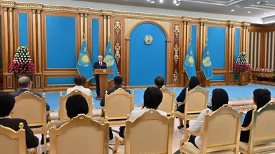 Бүгін, 2025 жылғы 1 қазанда Мемлекет басшысы Қасым-Жомарт Тоқаев Қазақстан ұстаздарын кәсіби мерекесі – Мұғалімдер күнімен құттықтады, деп хабарлайды Zakon.kz., сурет - Zakon.kz жаңалық 01.10.2025 15:30