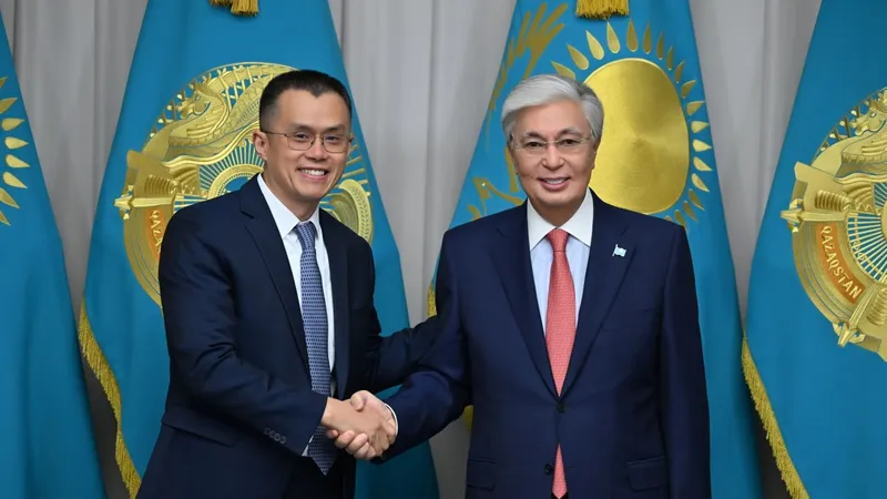 Музыкаға билейтін жалаңаш қыздардың жинағы