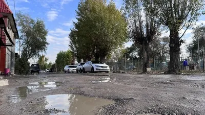 Алматыда жүк көлігінің салмағына шыдай алмаған жол жабыны қақ айрылды , сурет - Zakon.kz жаңалық 02.10.2025 13:06