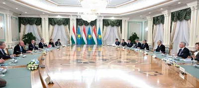 Қазақстан мен Мажарстан президенттері кеңейтілген құрамда келіссөз жүргізді, сурет - Zakon.kz жаңалық 02.10.2025 18:11