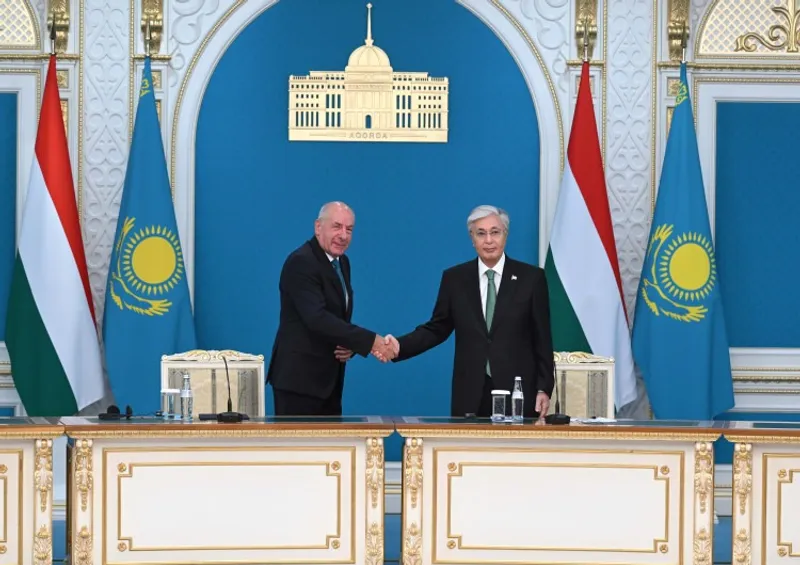 Тоқаев пен Тамаш Шуйок баспасөз брифингін өткізді