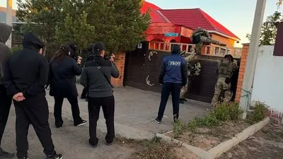 Ауқымды арнайы операция нәтижесінде Ақмола облысы полиция департаментінің ұйымдасқан қылмысқа қарсы күрес басқармасы, облыстық прокуратураның үйлестіруімен, елорда аумағында заңсыз көші-қонды ұйымдастырған қылмыстық топтың жолын кесті., сурет - Zakon.kz жаңалық 02.10.2025 10:34