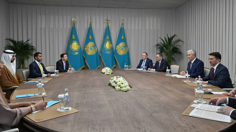 Президент БАӘ-нің ЖИ жөніндегі министрімен және Абу-Даби денсаулық сақтау департаментінің төрағасымен кездесті