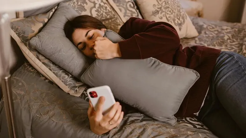 Қызының екінші телефонын тауып алған әке оны өлімші етіп сабап тастады - бойжеткен тіл тартпай кетті