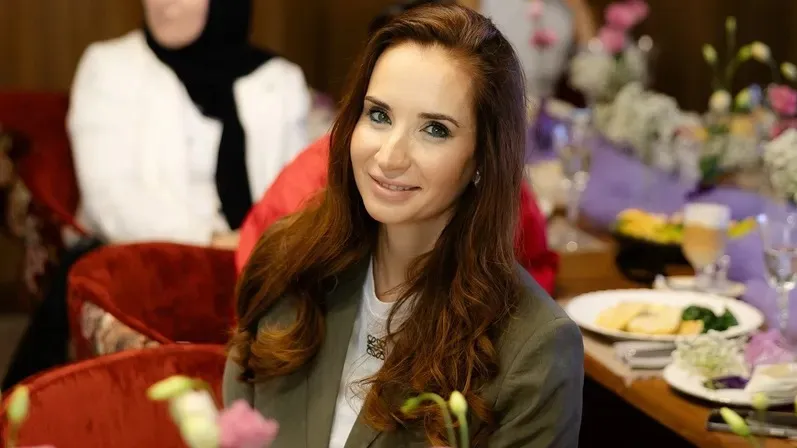 Догги стиліндегі труси киген жалаңаш қыздар