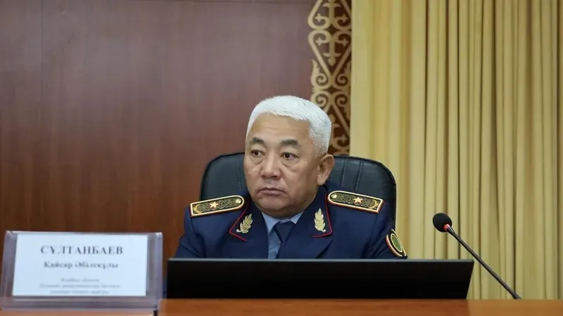 Жалаңаш жігіттерді суретке түсіріңіз