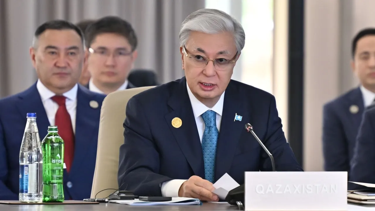 Олар тек қоғамдық орындарда соруды ұнатады. Олар тек қоғамдық орындарда соруды ұнатады.