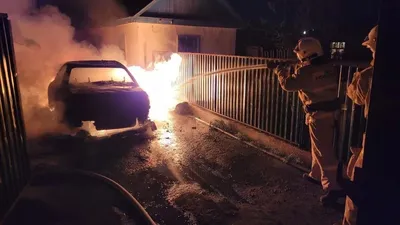 Өртке оранған көлік, өрт сөндірушілер, қызыл жалын, сурет - Zakon.kz жаңалық 07.10.2025 11:32