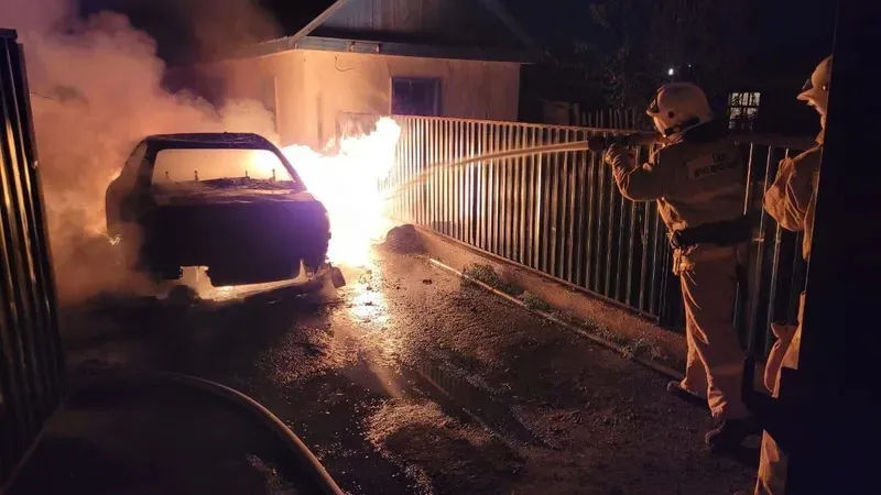 Ақмола облысында жеке тұрғын үй жанында автокөлік өртеніп кетті