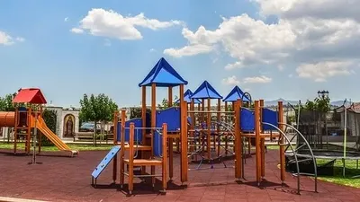 Қарағандыда жаңа балалар алаңында 12 жастағы оқушының үстіне темір әткеншек құлады, сурет - Zakon.kz жаңалық 08.10.2025 22:55