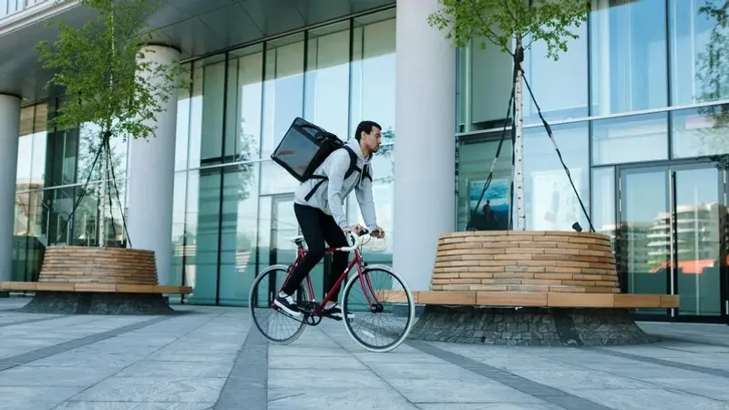 Ресейде мұсылман курьерлерге шошқа еті мен алкоголь тасымалдауға тыйым салынды